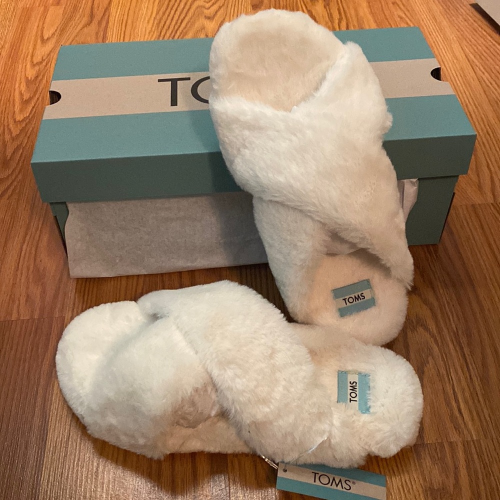 TOMS size 9 faux fur slipper